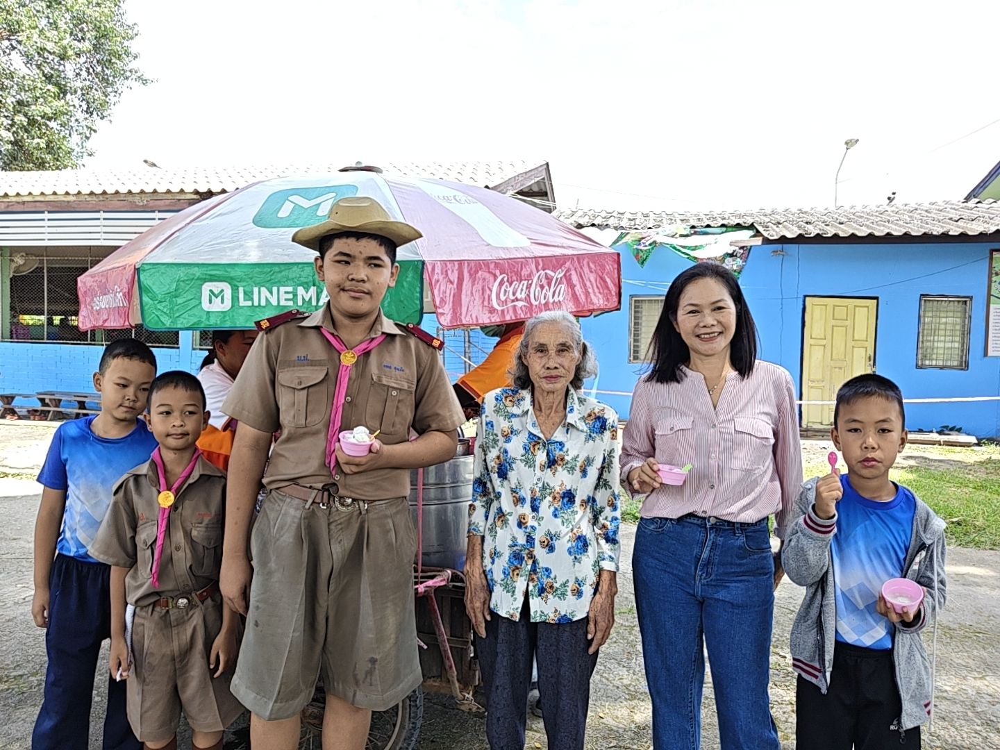 โรงเรียนบ้านปางได้รับเกียรติจาก "คุณยายป้อม  ไชยมงคล" ทำบุญโดยเลี้ยงไอศกรีมแก่เด็กนักเรียนและคณะครูและบุคลากรทุกท่าน